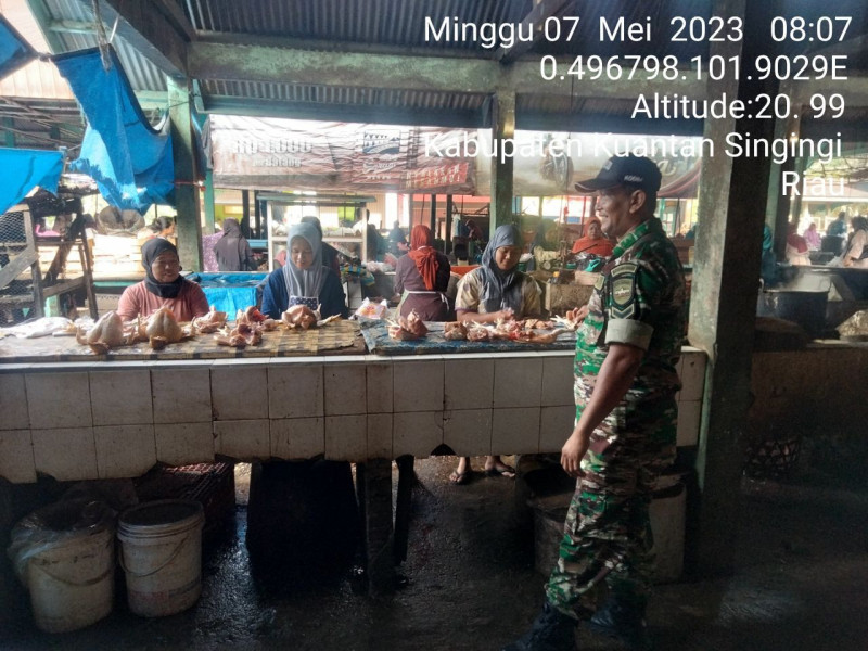 Babinsa Koramil 06/Cerenti Kodim 0302/Inhu Serda Juanda Pantau Perkembangan Harga Kebutuhan Pokok Di Wilayah Kecamatan Cerenti