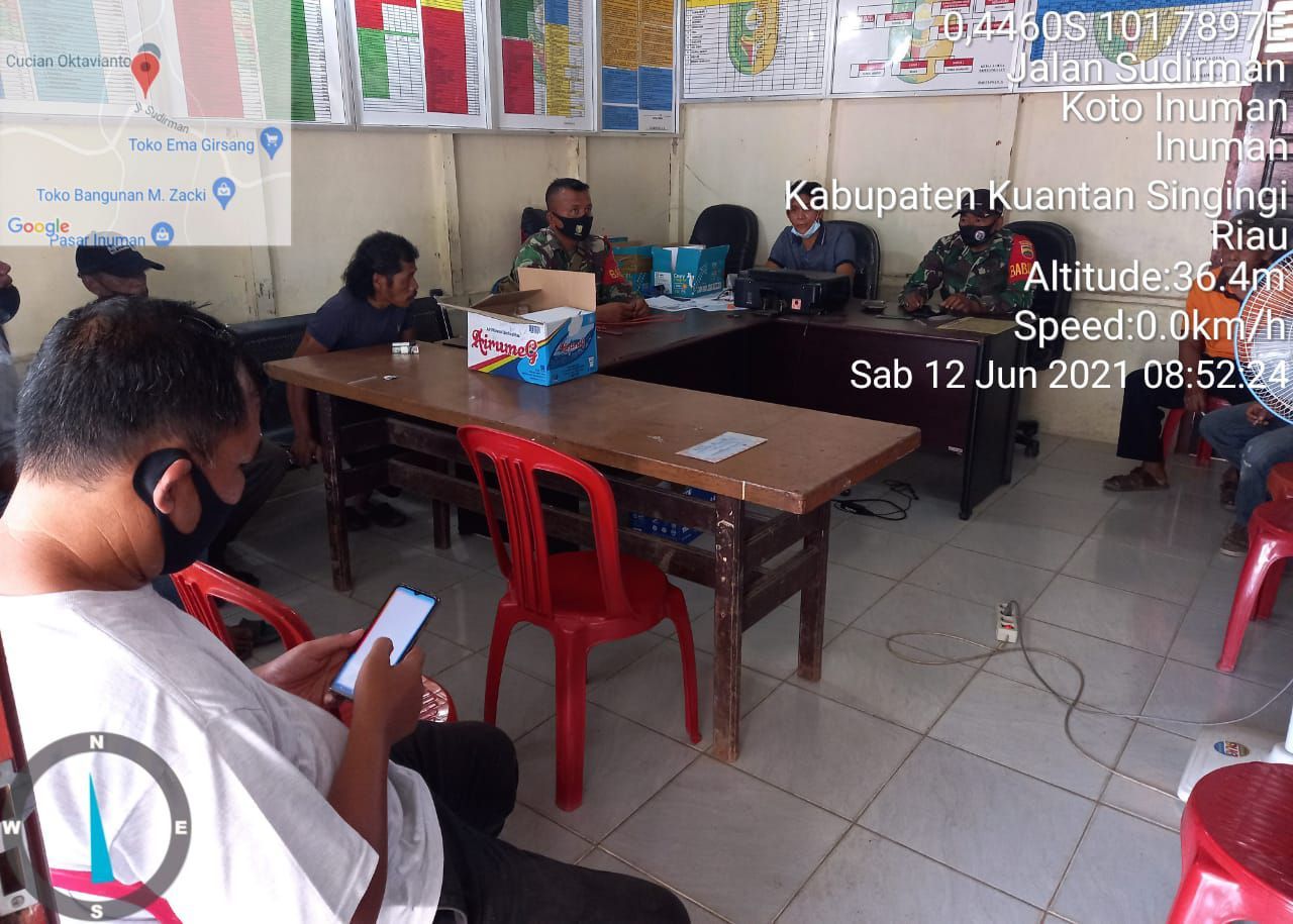 Babinsa Koramil 06/Cerenti Komsos Bersama Tokoh Masyarakat Didesa Binaan