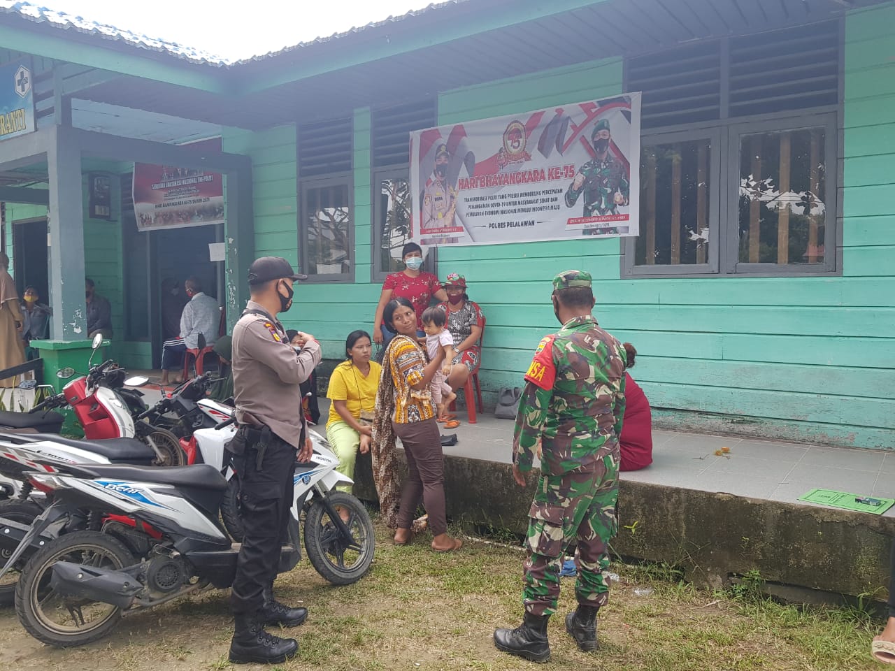 Redam Kasus Covid-19 di Pelalawan, Kapolsek Teluk Meranti Turunkan Personel Awasi Giat Vaksinasi