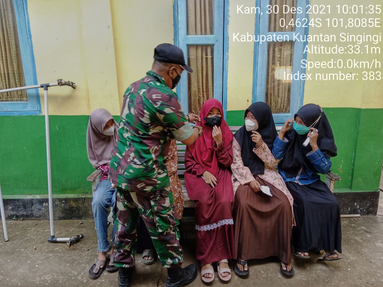 Babinsa Koramil 06/Cerenti Kodim 0302/Inhu Bagikan Masker Kepada Warga di Desa Lebuh Lurus Kecamatan Inuman Kabupaten Kuansing