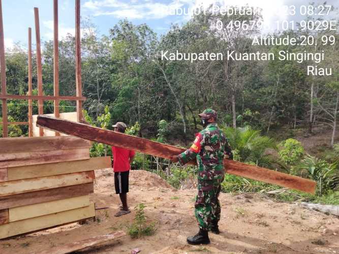 Bangun Keakraban Babinsa Koramil 06/Cerenti Dim 0302/Inhu Membantu Warga Binaan Rehap RumAH di Kelurahan Pasar Cerenti