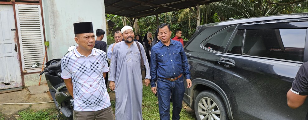 Berkunjung Ke Kediaman Almarhum Kades Siberakun;  Bupati Suhardiman Janjikan Beasiswa Buat Anak Almarhum