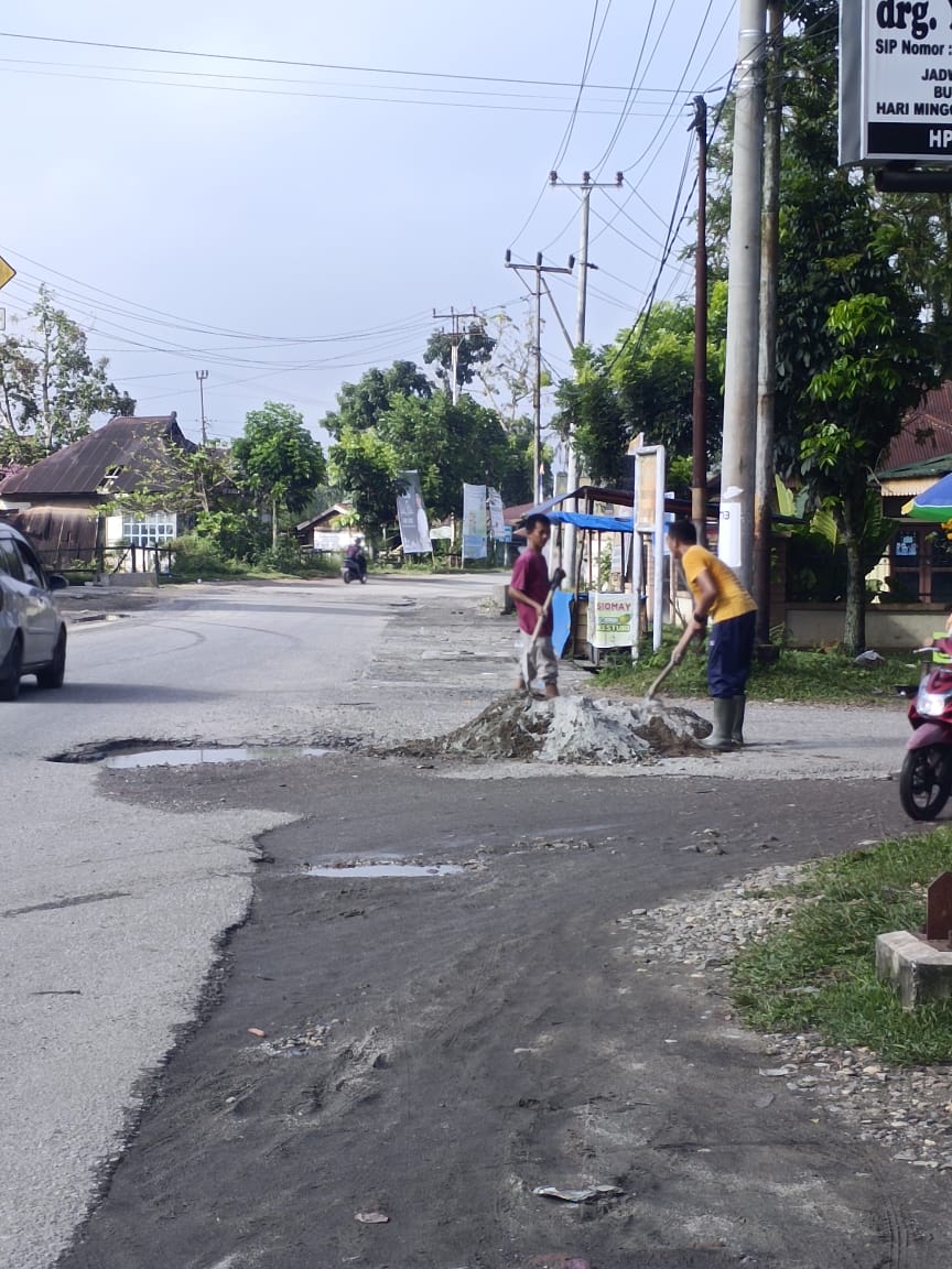 Antisipasi Terjadinya Lakalantas, Anggota Polres Kuansing Inisiatif Semen Jalan Berlobang