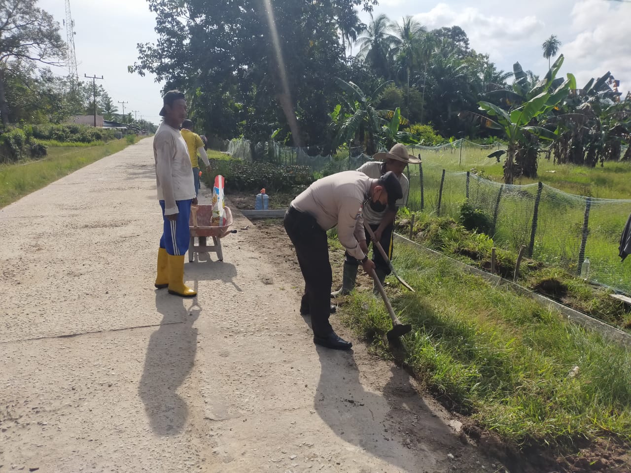 Polsek Rupat Utara Bergotong Royong di Jalan Nusantara Desa Kadur