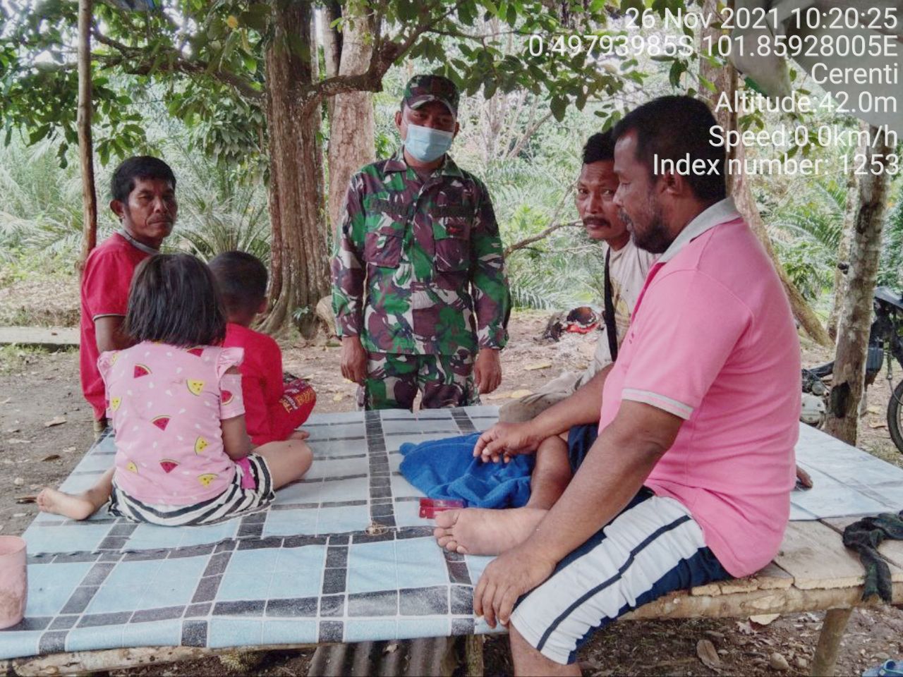 Babinsa Koramil 06/Cerenti Dim 0302/Inhu, Sertu Efison Komsos Dengan Warga Desa Kompe Berangin Kecamatan Cerenti