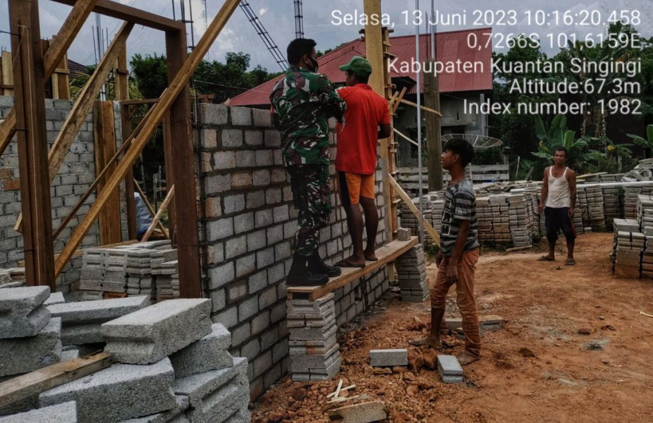 Kedekatan Dengan Warga Babinsa Koramil 06/Cerenti Melaksanakan Gotong Royong Bersama Warga di Desa Ketaping Jaya Kecamatan Inuman