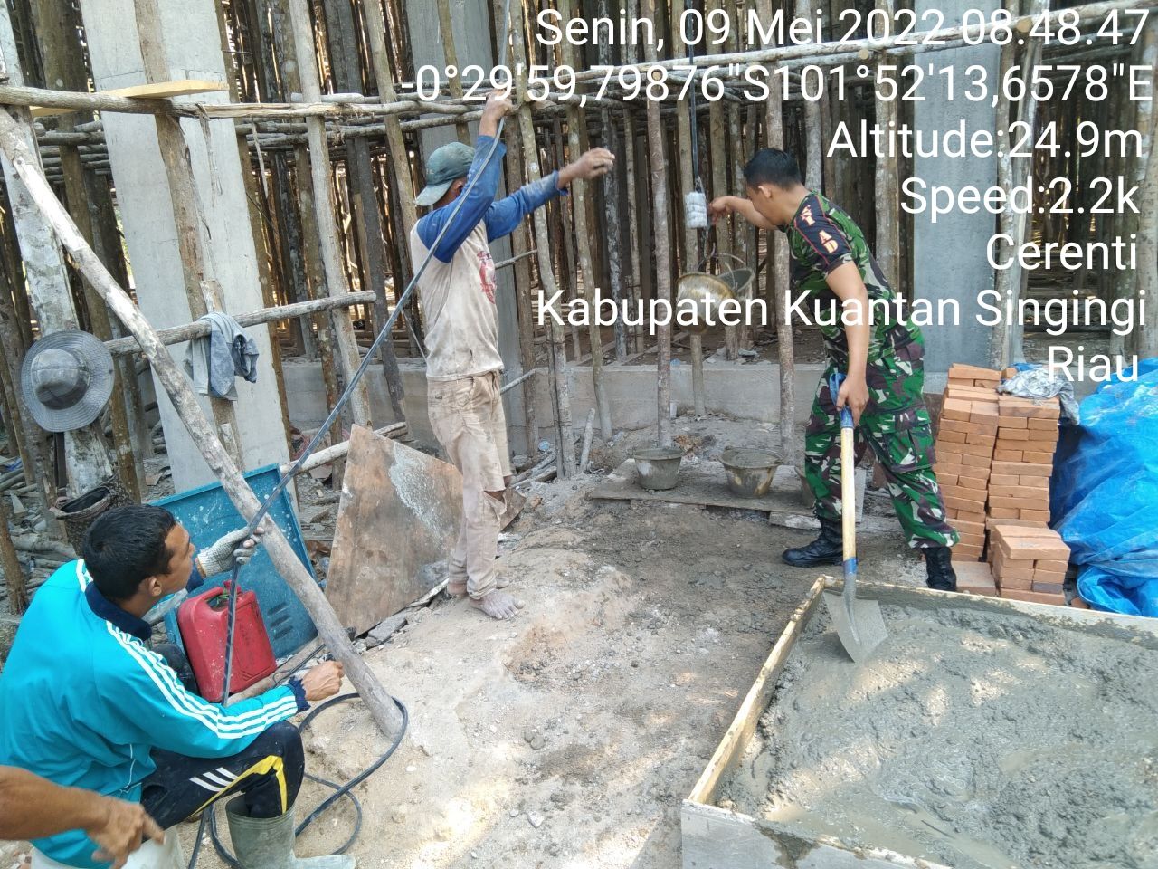 Jalin Kebersamaan,Babinsa Koramil 06/ Cerenti Gotong Royong Bersama Warga Untuk Membangun Masjid di Desa Koto Cerenti