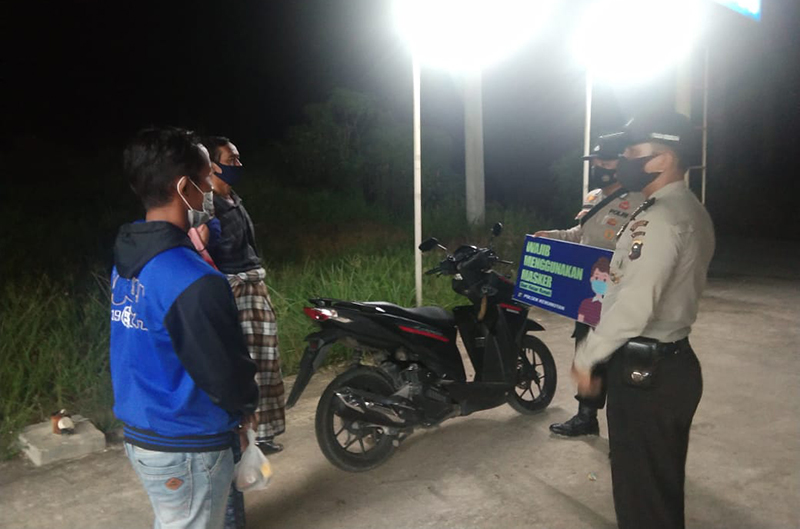 Malam Hari, Personel Polsek Kerumutan Tetap Lakukan Operasi Yustisi