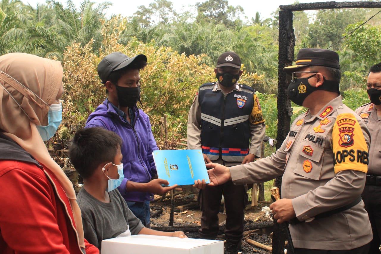 Rumah Pasutri Penakik Getah dan Petugas Kebersihan Ludes Terbakar Tersambar Petir, Kapolres Kuansing Berikan Bantuan