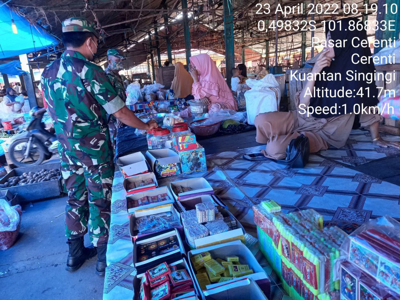 Babinsa Koramil 06/Cerenti Kodim 0302/ Inhu Sambangi Pasar Harian,Tegakkan Prokes Kepada Warga Dan Pedagang Pasar