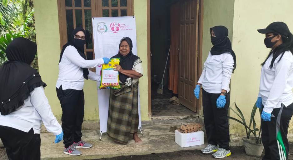 Pengurus Bhayangkari Ranting Polsek Bunut Bagikan Sembako Dalam Rangka HKGB ke-68