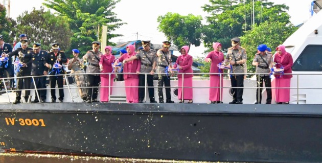 Sambut Hari Bhayangkara ke-78, Polda Riau Gelar Upacara Tabur Bunga di Sungai Siak