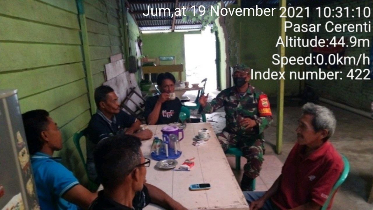 Jalin Keharmonisan Dengan Warga Binaan, Babinsa Koramil 06/Cerenti Kodim 0302 /Inhu, Serda Juanda Laksanakan Komsos di Kelurahan Pasar Cerenti Kecamatan Cerenti Kabupaten Kuansing