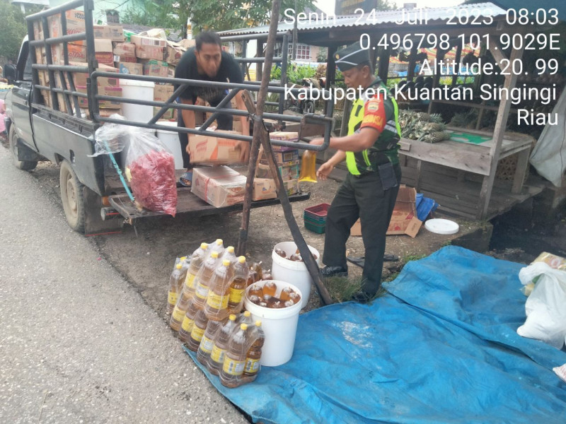 Babinsa Koramil 06/Cerenti Kodim 0302/Inhu Serda Juanda Pantau Perkembangan Harga Kebutuhan Pokok Di Wilayah Kecamatan Cerenti Kabupaten Kuansing