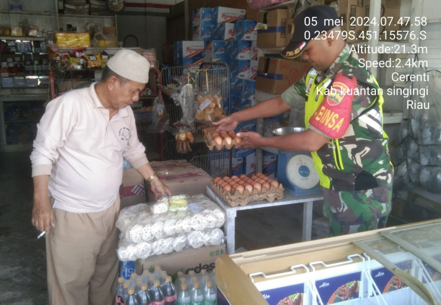 Babinsa Koramil 06/Cerenti Kodim 0302/Inhu Cek Harga Di Warung Sembako Di Kecamatan Cerenti Kabupaten Kuansing 