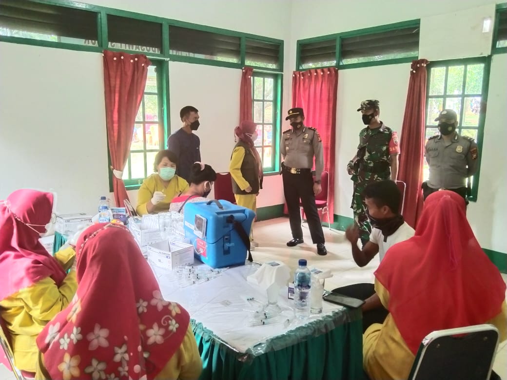 Kapolsek Ukui Tinjau Vaksinasi Massal di Central Indosawit Desa Bagan Limau