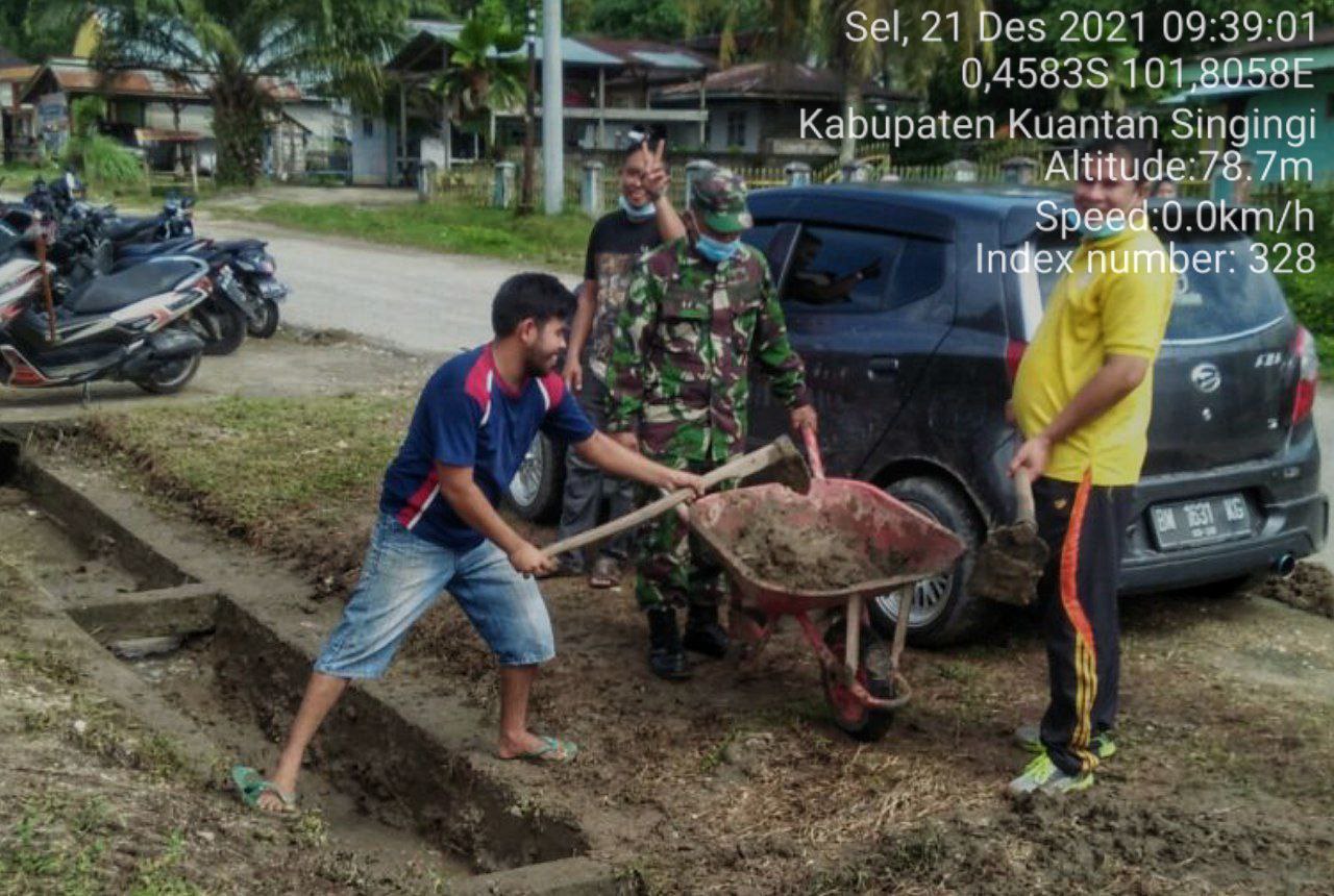 Babinsa Koramil 06/Cerenti  Kodim 0302/ Inhu Babinsa Menolong Masyarakat Membersihan Parit