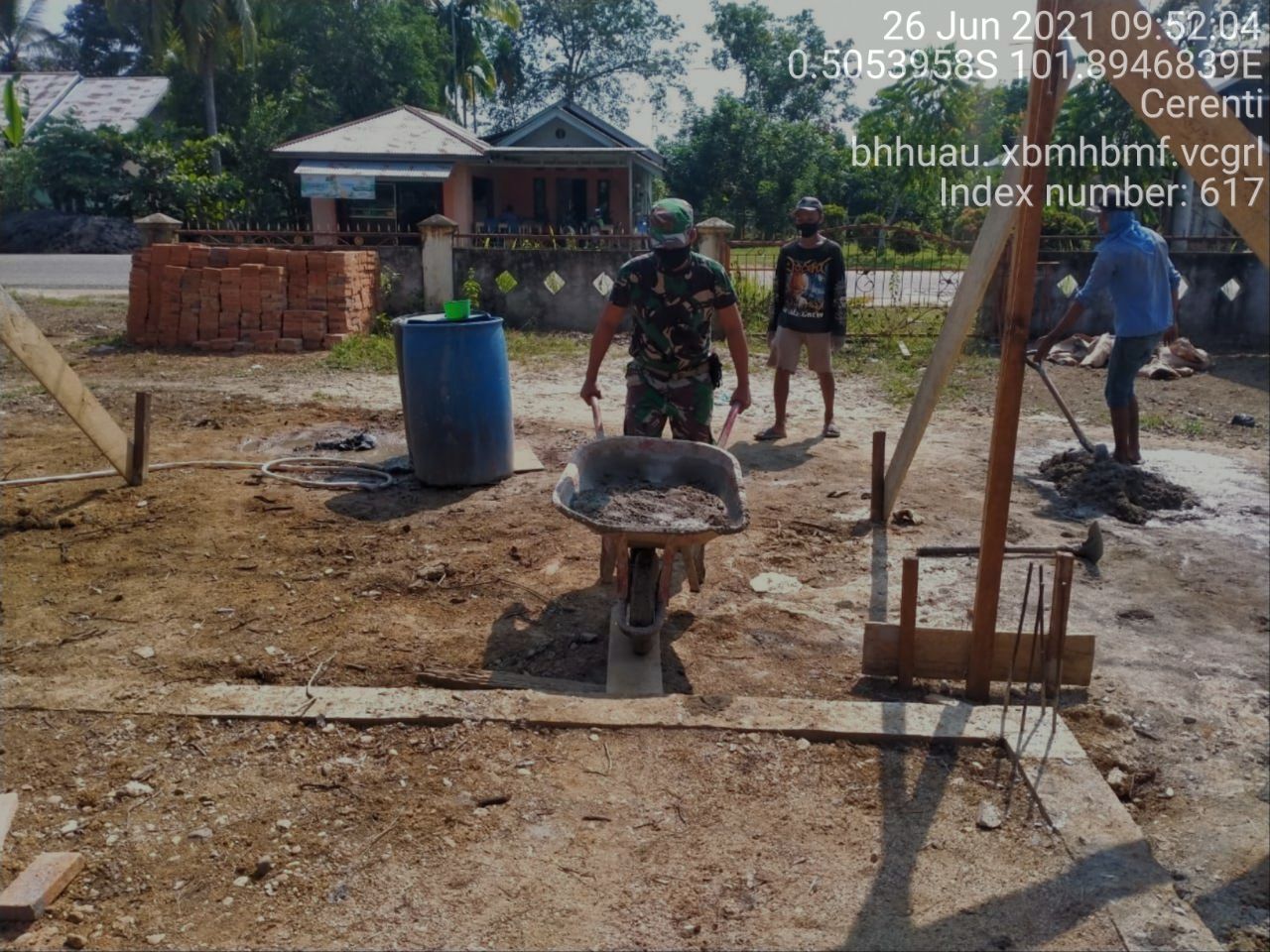 Babinsa 06/Cerenti Dim 0302/Inhu Bantu Masyarakat Desa Binaan Melanjutkan Pembangunan Buat Rumah