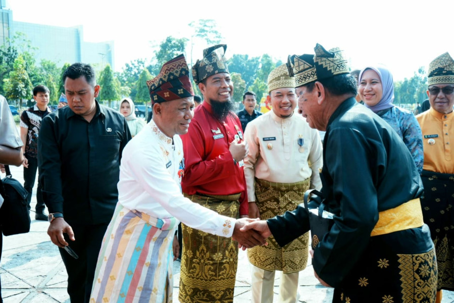 Berhasil Jadikan Desa Kuansing Mandiri  Bupati Suhardiman Terima Penghargaan Dari Gubernur Riau