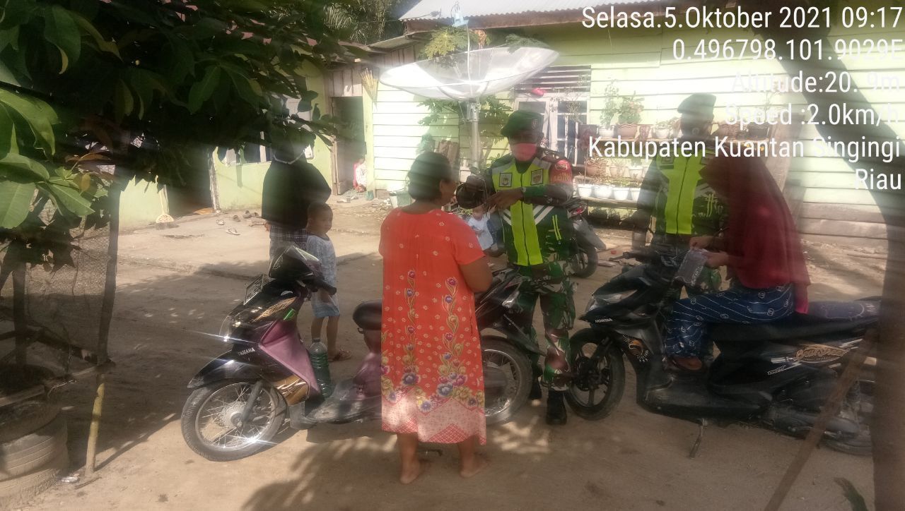 Lindungi Warga Dari Covid-19, Babinsa Koramil 06/Cerenti Kodim 0302/Inhu Bagikan Masker Gratis di Desa Pesikaian Cerenti