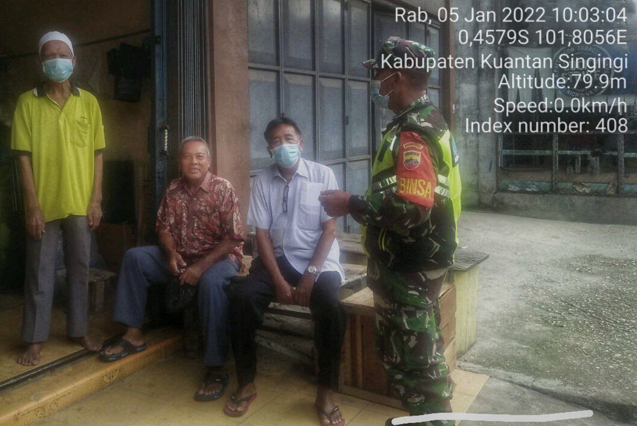 Babinsa Koramil 06 /Cerenti Kodim 0302/ Inhu Komsos Dengan Warga di Desa Sikakak Kecamatan Cerenti Kabupaten Kuansing