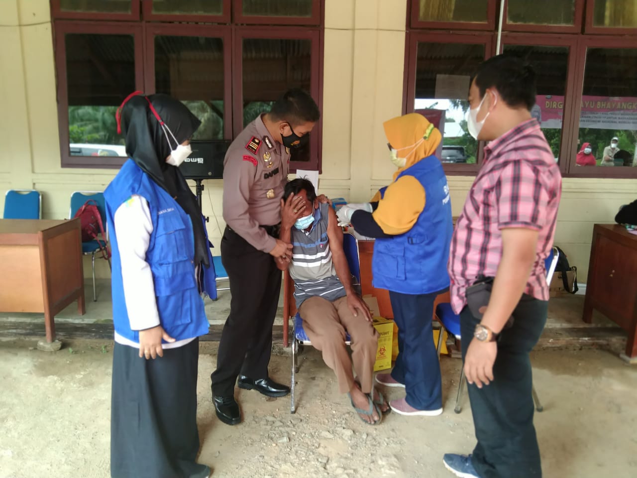 Sambut HUT Bhayangkara ke-75, Polsek Ukui Gelar Vaksinasi Massal