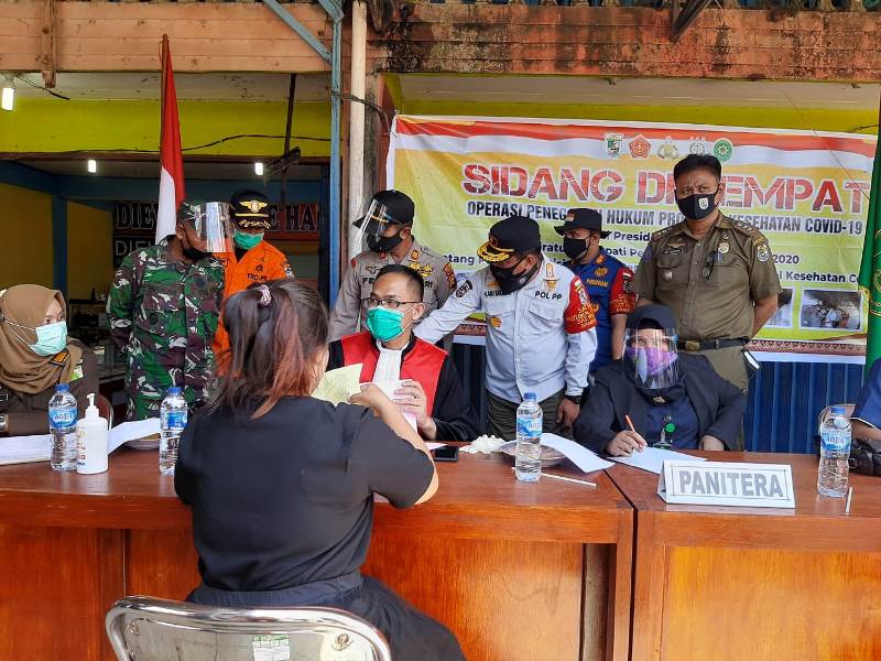 Kapolsek Ukui Dampingi Sidang di Tempat Bagi Pelanggar Protokol Kesehatan Covid-19