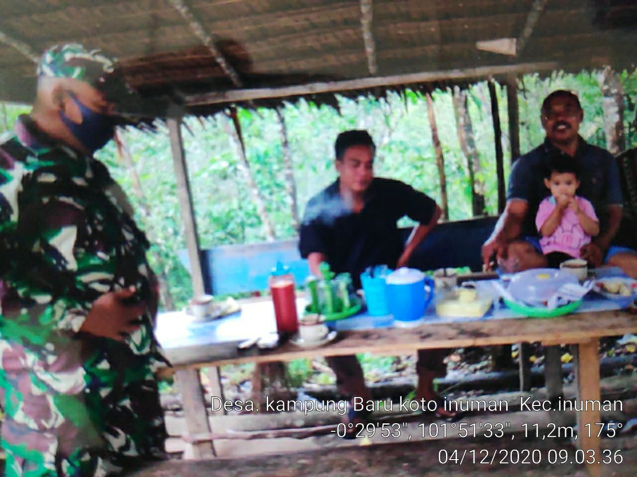 Babinsa Koramil 06/Cerenti Dim 0302/Inhu Sertu Hendriswan Ingatkan  Penggunaan Masker Di Desa Kampung Baru Koto