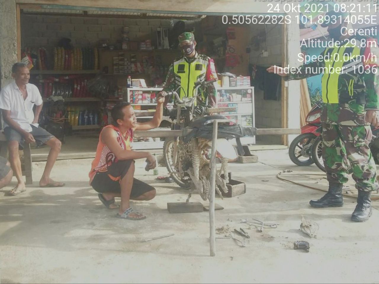 Anggota Koramil 06/Cerenti Dim 0302/Inhu Berikan Sosialisasi Serta Himbauan Kepada Warga Agar Patuhi Prokes Covid-19 Kampung Baru Timur