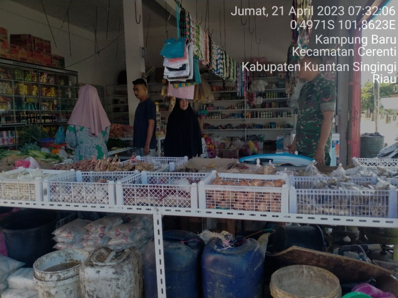Babinsa Koramil 06/Cerenti Kodim 0302/Inhu, Kopda Mohamad Soleh Pantau Perkembangan Harga Kebutuhan Pokok Di Wilayah Kecamatan Cerenti