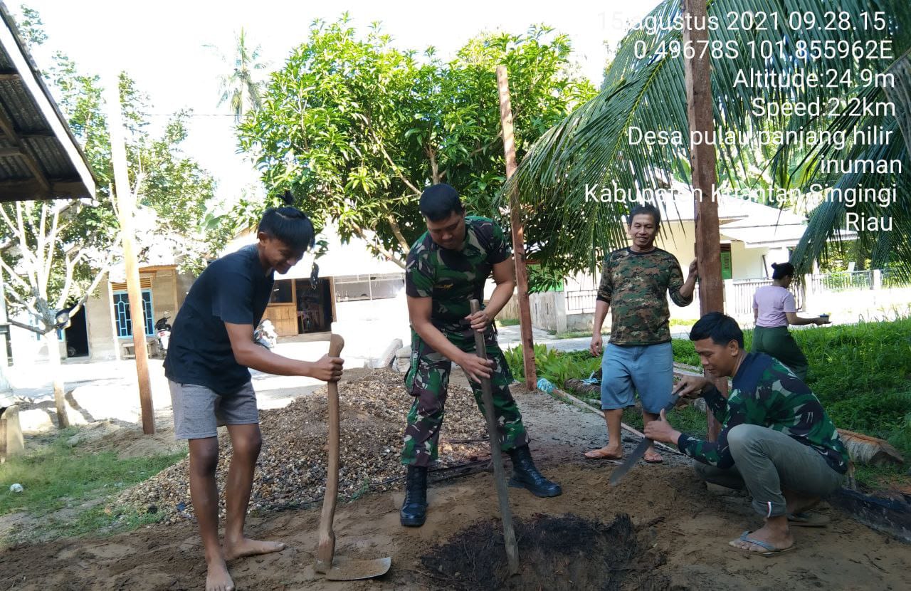 Babinsa 06/Cerenti Kodim 0302/Inhu Bantu Warga Bangun Pencucian Mobil Dan Motor di Desa Pulau Panjang Hilir