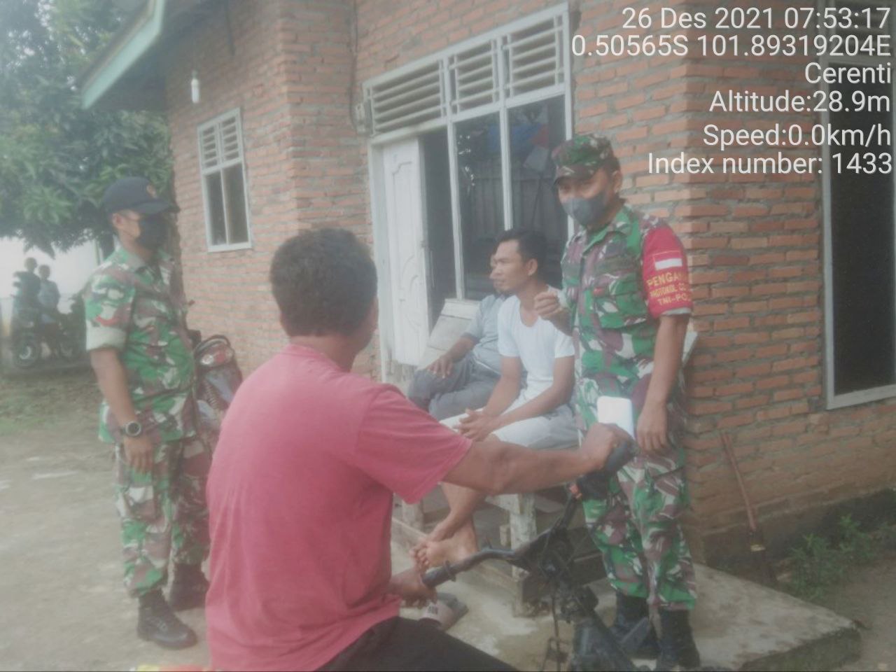 Babinsa Koramil 06/Cerenti Kodim 0302/Inhu  Berikan Sosialisasi Serta Himbauan Kepada Warga Agar Patuhi Prokes Covid-19 di Pulau Bayur Cerenti