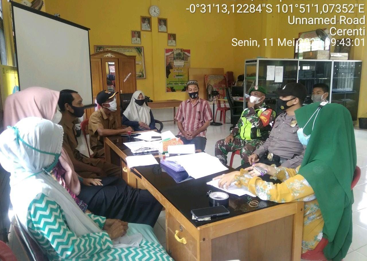 Jalin Silaturahmi, Babinsa Koramil 06/Cerenti Kodim 0302/Inhu , Bhabinkamtibmas Dengan Perangkat Desa Sikakak