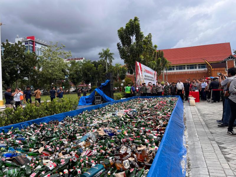 Ribuan Botol Miras, Ratusan Kilogram Narkoba, dan Knalpot Brong Dimusnahkan