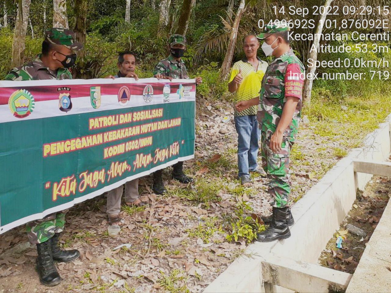 Babinsa Koramil 06/Cerenti Kodim 0302/Inhu Laksanakan Patroli Untuk Cegah Kebakaran Hutan Dan Lahan di Desa Pulau Bayur Cerenti