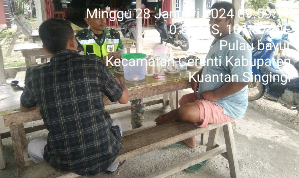 Babinsa Koramil 06/ Cerenti Kodim 0302/Inhu  Komsos Dengan Sekdes  Pulau Bayur Kecamatan Cerenti
