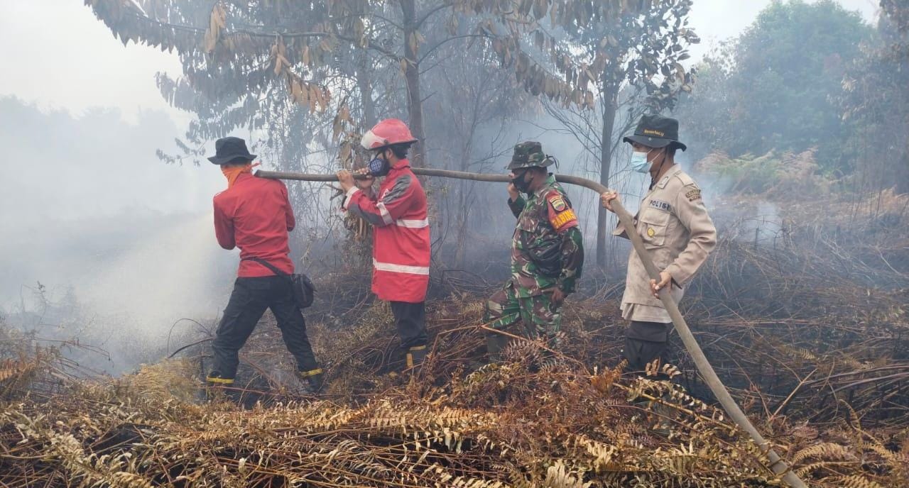 Polsek Teluk Meranti Kembali Lakukan Pemadaman di Titik Api yang Terpantau Aplikasi DLK