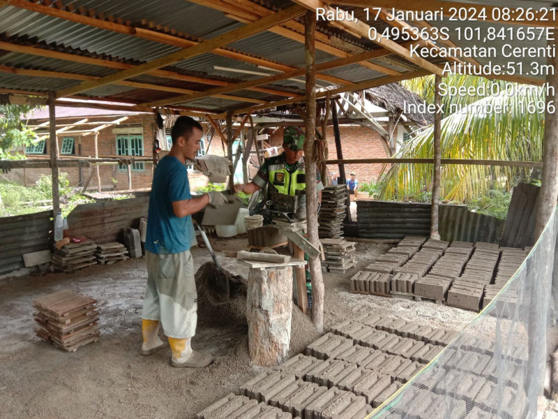 Di Desa Tanjung Medan  Babinsa Koramil 06/Cerenti Kodim 0302/Inhu Bantu Warga Binaan Lanjutkan Mengerjakan Pembuatan Batako