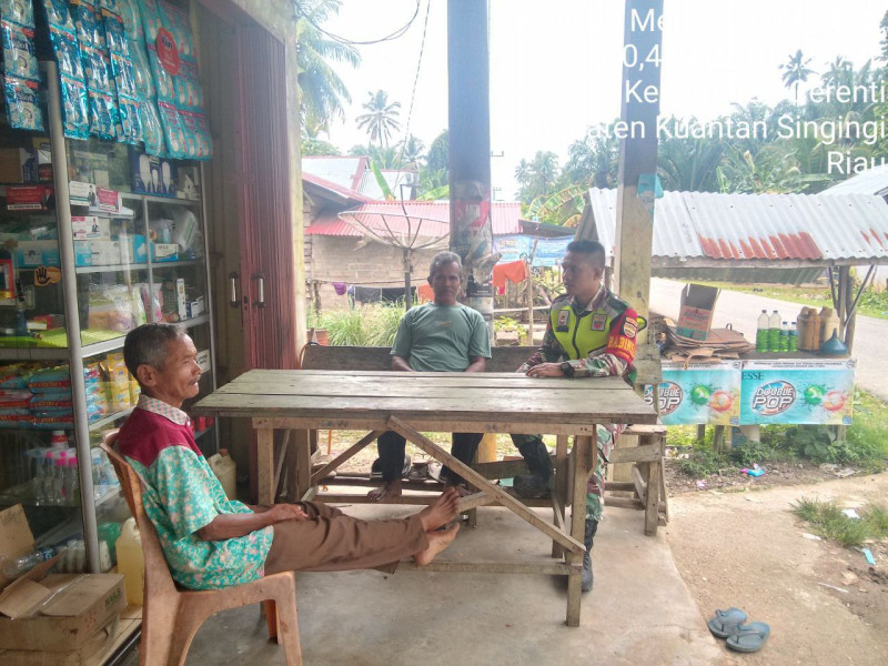 Komsos Di Kampung Pancasila, Babinsa Koramil 06/Cerenti Kodim 0302/Inhu Ajak Warga Pahami Nilai Nilai Pancasila