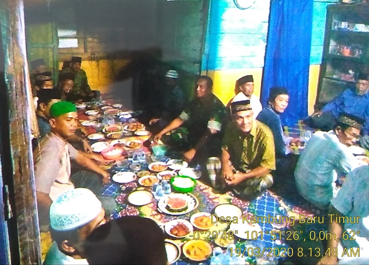 Babinsa Koramil 06/Cerenti Dim  0302/Inhu Koptu Juanda Hadiri Acara Syukuran Di Salah Satu Rumah Desa Binaan.