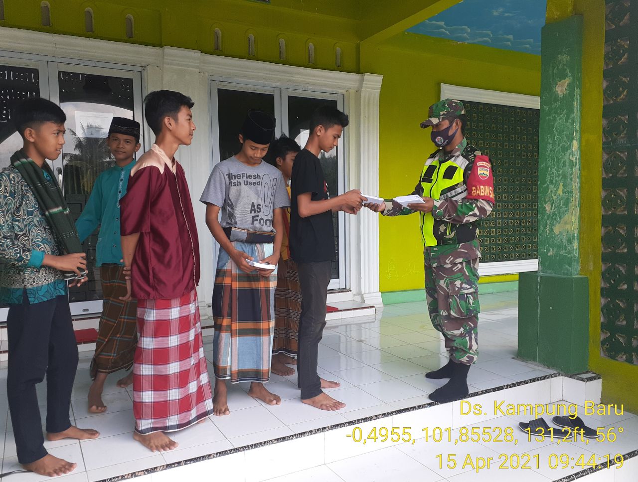 Kepedulian Babinsa Koramail 06/Cerenti Dim 0302/Inhu Di Desa Binaan, Dengan Membagikan Yasin