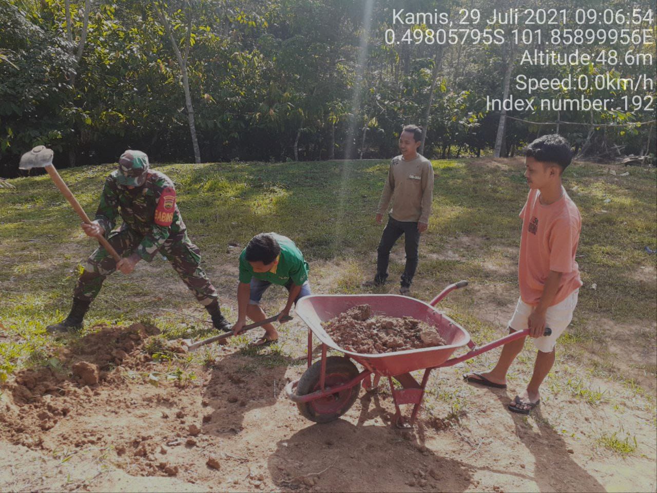 Jaga Kekompakan Dan Keharmonisan, Babinsa Bantu Menimbun Pondasi Rumah Warga Binaan Desa Bedeng Sikuran