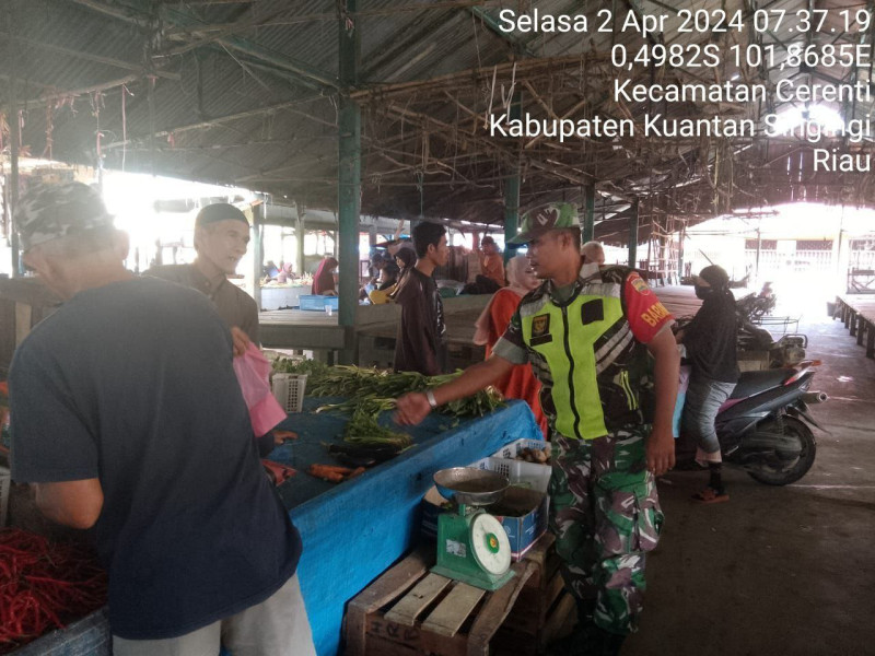Babinsa Koramil 06/Cerenti Kodim 0302/Inhu Berinteraksi Dengan Pedagang Dan Pembeli
