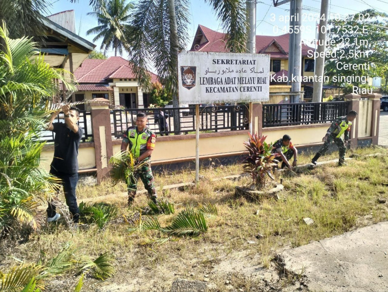 Babinsa Koramil 06/Cerenti  Kodim 0302/Inhu Bergotong Royong Membersihkan Jalan Dan Selokan
