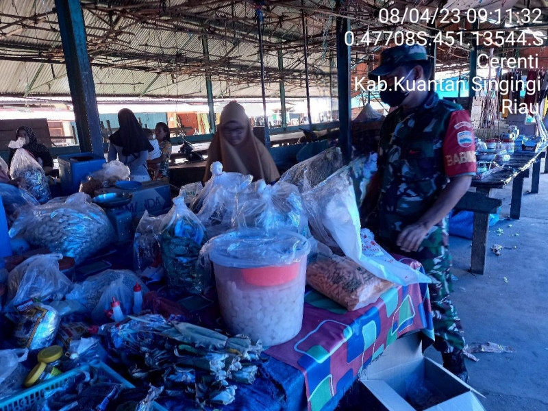 Sertu Efison Babinsa Koramil 06/Cerenti Kodim 0302/Inhu Memantau  Perkembangan Harga Kebutuhan Pokok Dipasar Tradisional