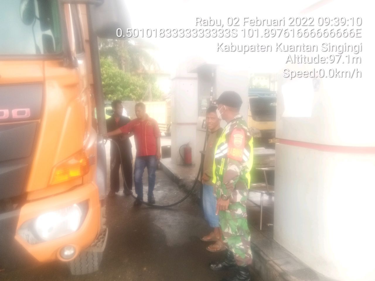 Babinsa Koramil 06/Cerenti Kodim 0302/Inhu Lakukan Kegiatan Komsos di SPBU Pertamina