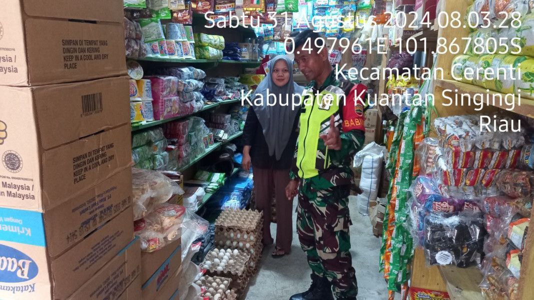 Serda Jama Anur Babinsa Koramil 06/Cerenti Kodim 0302/Inhu Memantau Harga Sembako Di Warung Di Desa Koto Cerenti Kecamatan Cerenti 