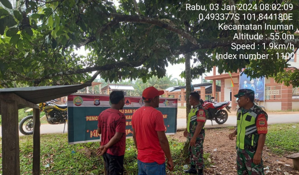 Kopda Irwan Dan Serka Efison Babinsa Koramil 06/Cerenti Kodim 0302/Inhu Sosialisasi Pencegahan Kebakaran Hutan Dan Lahan