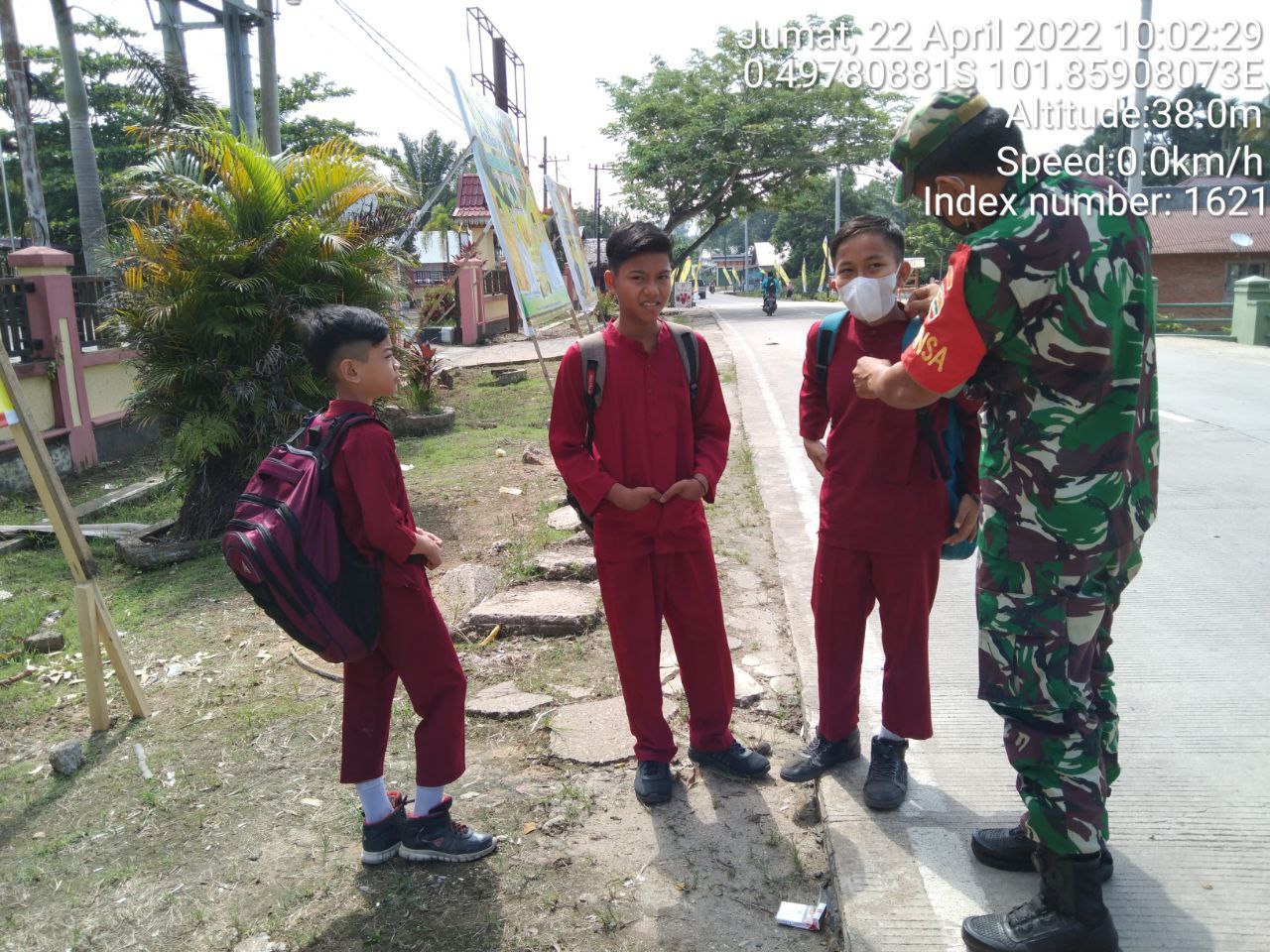 Sebagai Upaya Untuk Memutus Mata Rantai Penyebaran Covid-19, Babinsa Koramil 06/ Cerenti Kodim 0302/ Inhu Bagikan Masker Gratis Kepada Warga Binaan di Kampung Baru Timur