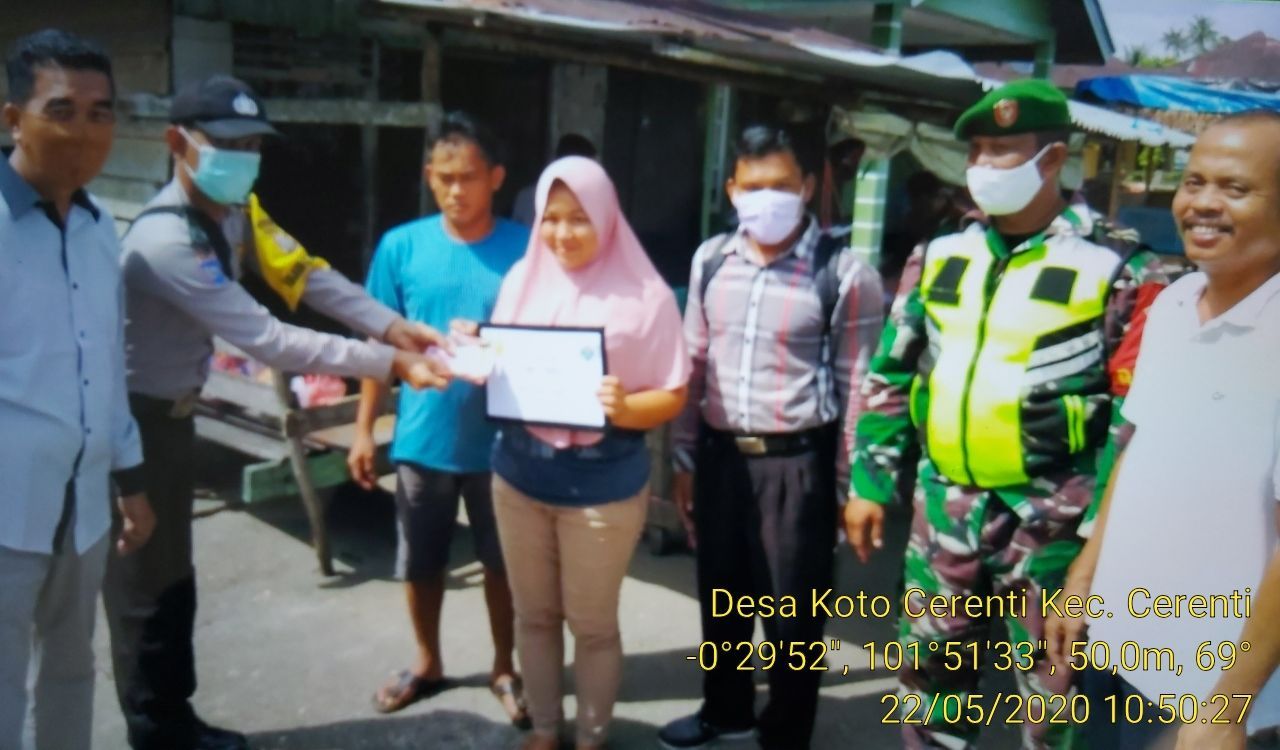 Babinsa Koramil 06/Cerenti Dim 0302/Inhu Bersinergi Bersama Bhabinkamtibmas Mengawasi Penyaluran Bantuan BLT DI Desa Binaan.